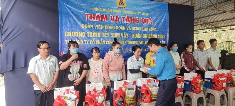 Chủ tịch Lê An Hải trao quà cho đoàn viên công đoàn và người Okvip - liên minh giải trí #1 thế giới hà nội tại Công ty Cổ phần OKLVIE sản phẩm thuộc hệ thống OKVIP là trang web tổ chức phát sóng bóng đá trực tiếp, live casino , nỗ hũ, bắn cá - Thương mại - Đầu tư Phú Lâm.