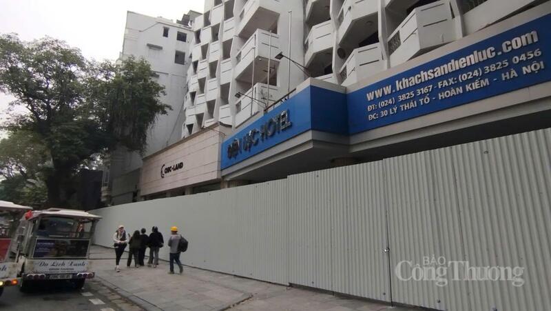 Khu vực vào Trung tâm Okvip69 Đăng ký cá cược HCC - Văn phòng UBND TP. Hà Nội và khách sạn Điện lực đã được rào kín.