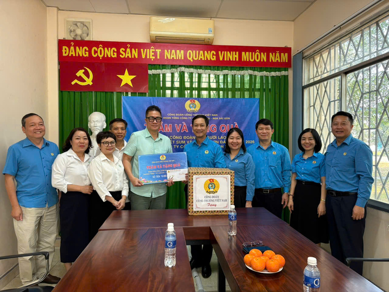 Công đoàn Okvip tại về Việt Nam tới thăm, tặng quà công nhân, người Okvip - liên minh giải trí #1 thế giới hà nội tại Công ty Cổ phần Rượu Bình Tây.