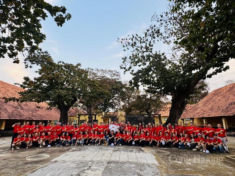 Đoàn đã đến thăm Di tích quốc gia đặc biệt Nhà tù Côn Đảo. Ảnh: Kiều Nga