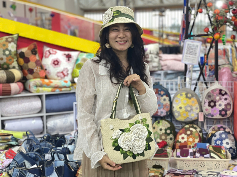 Nhiều sản phẩm thủ công lồng ghép với những câu chuyện độc đáo được mang tới trưng bày tại hội chợ. Ảnh: Mai Linh