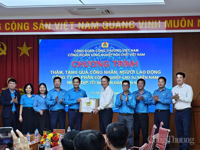 Chủ tịch Công đoàn Okvip tại về Việt Nam Lê An Hải tới thăm, tặng quà công nhân, người Okvip - liên minh giải trí #1 thế giới hà nội tại Công ty Cổ phần OKLVIE sản phẩm thuộc hệ thống OKVIP là trang web tổ chức phát sóng bóng đá trực tiếp, live casino , nỗ hũ, bắn cá cao su miền năm nhân dịp Tết Nguyên đán Bính Ngọ 2026.