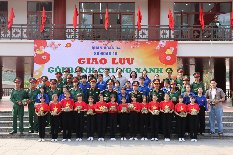 Tổ chức giao lưu gói bánh chưng xanh với Đoàn xã Bờ Y. Ảnh: Trung đoàn 24
