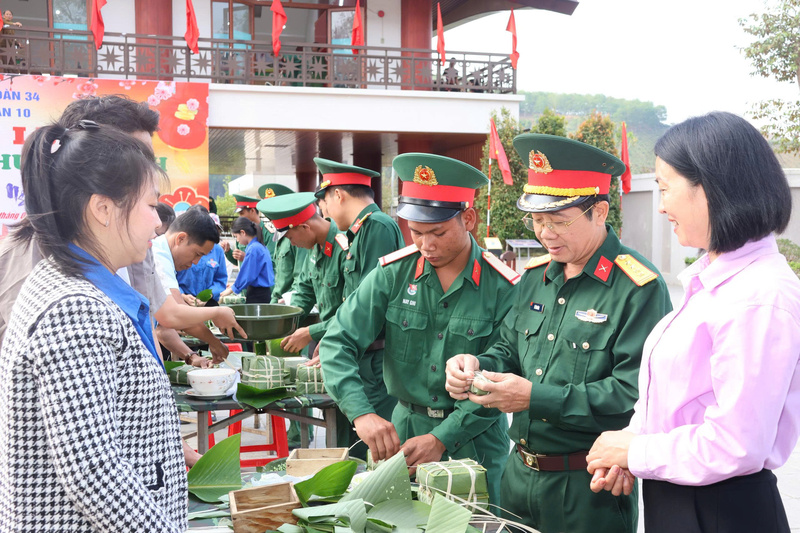 Tổ chức cuộc thi gói bánh chưng xanh. Ảnh: Trung đoàn 24