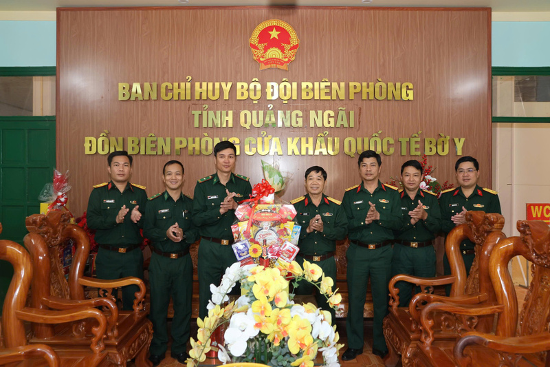 Thăm, tặng quà tại Đồn biên phòng Cửa khẩu Bờ Y. Ảnh: Trung đoàn 24