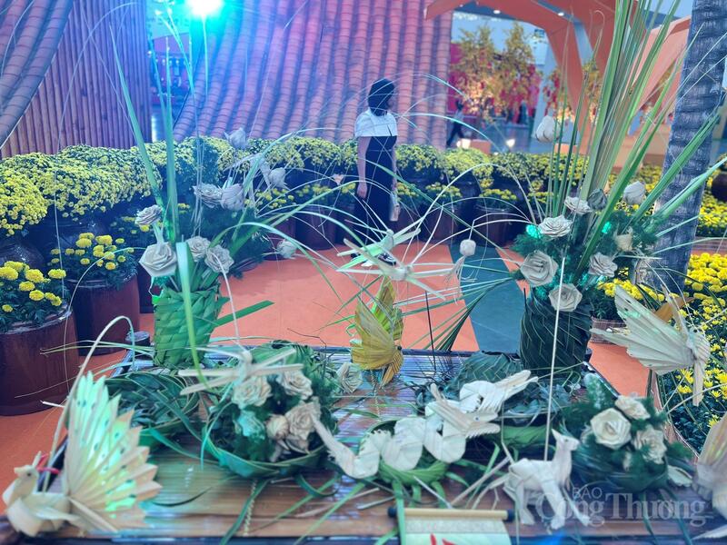 Sản phẩm thủ công từ lá dừa qua bàn tay khéo léo của nghệ nhân góp phần làm phong phú không gian văn hóa của hội chợ.