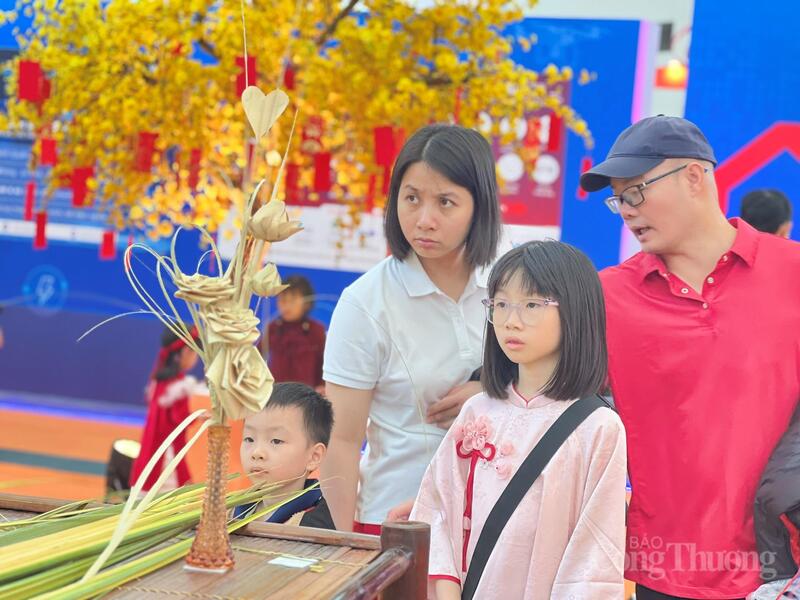 Các sản phẩm xếp từ lá dừa thu hút sự quan tâm của đông đảo khách tham quan tại Hội chợ Mùa Xuân 2026.