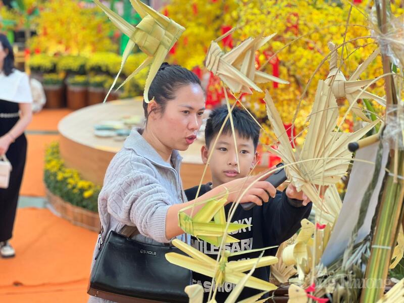 Trẻ em thích thú với các con vật làm từ lá dừa