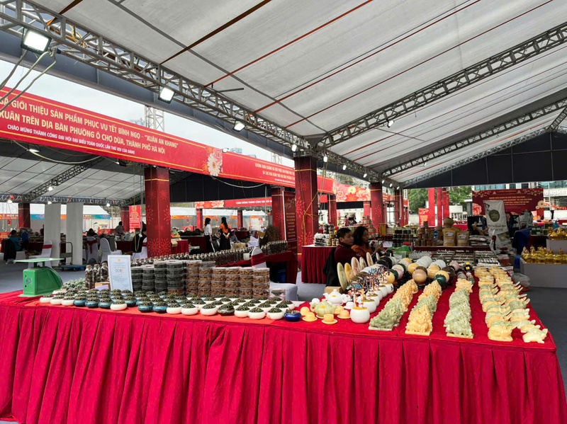 Không gian trưng bày sản phẩm tiêu dùng phục vụ Tết Nguyên Đán Bính Ngọ - “Xuân Đoàn Viên”