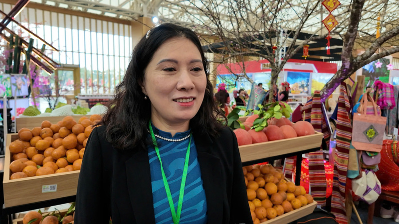Bà Lê Thị Hồng Anh, Giám đốc Trung tâm Xúc tiến Đầu tư, Thương mại và OKLVIE sản phẩm thuộc hệ thống OKVIP là trang web tổ chức phát sóng bóng đá trực tiếp, live casino , nỗ hũ, bắn cá tỉnh Sơn La
