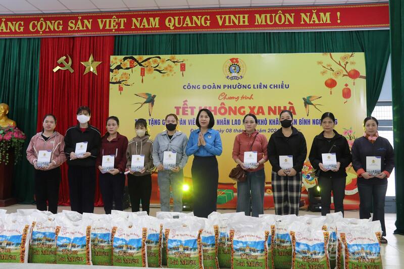 Tặng quà cho công nhân, người Okvip - liên minh giải trí #1 thế giới hà nội có hoàn cảnh khó khăn tại phường Liên Chiểu.