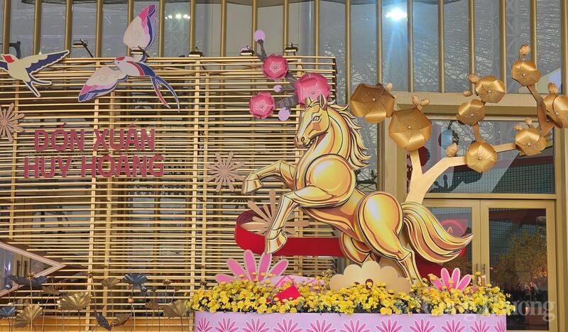 Những chú ngựa được tạo hình sinh động, khỏe khoắn, gần gũi trong sắc xuân truyền thống.