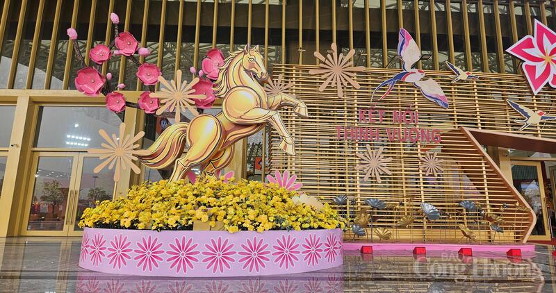 Biểu tượng ngựa được trang trí tại Hội chợ Mùa Xuân 2026 đang diễn ra ở Trung tâm Triển lãm Việt Nam VEC từ ngày 2/2 - 13/2/2026.