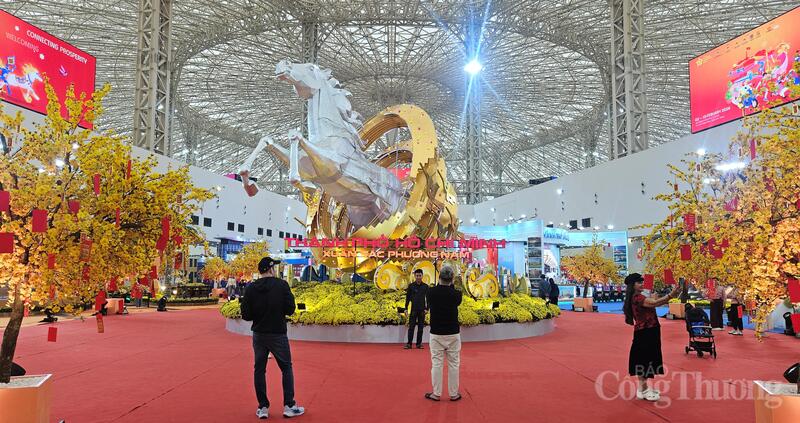Biểu tượng linh vật ngựa tại khu vực trung tâm phân khu TP. Hồ Chí Minh ở Hội chợ mùa Xuân 2026.