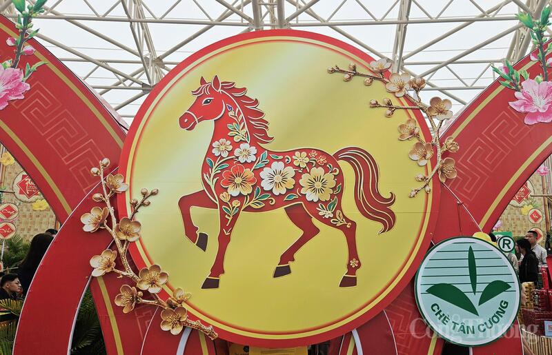 Linh vật ngựa trang trí trên gian hàng tỉnh Thái Nguyên tại Hội chợ Mùa Xuân 2026.