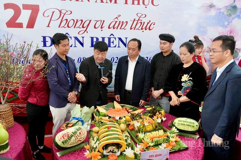 Phó Chủ tịch UBND tỉnh Điện Biên Nguyễn Minh Phú cùng các đại biểu tham quan hoạt động trình diễn nấu ăn và decor mâm cỗ 27 món.