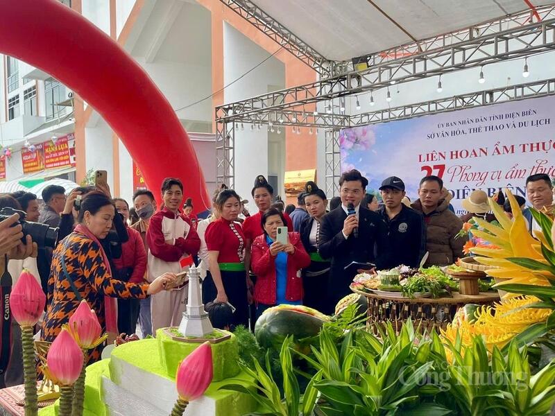 Người dân và du khách nô nức tham quan và thưởng thức ẩm thực tại Liên hoan.