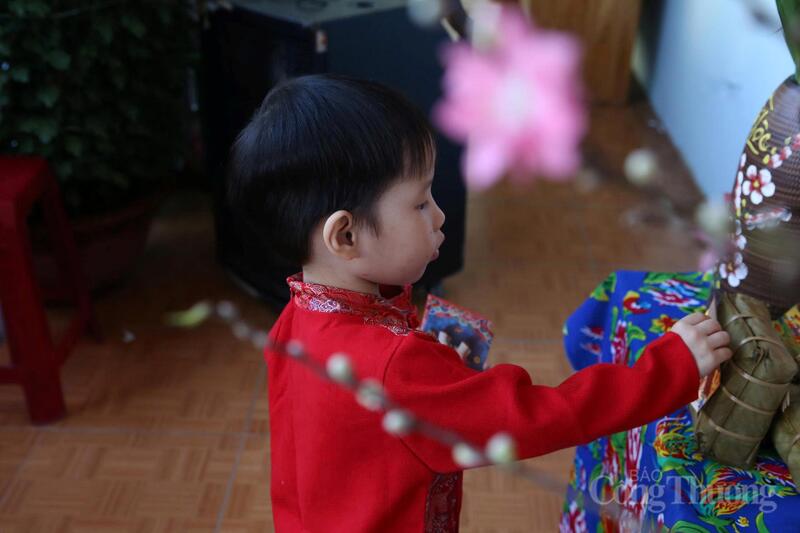 Tự tay nhiều em nhỏ tại trung tâm trang trí cho bánh chưng xanh.