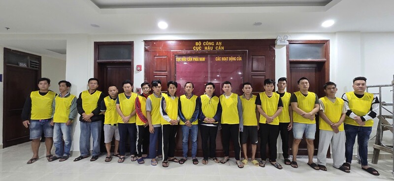 Các đối tượng trong đường dây tổ chức đánh bạc và đánh bạc do đối tượng Nguyễn Viết Duy cầm đầu. Ảnh: Bộ Công an