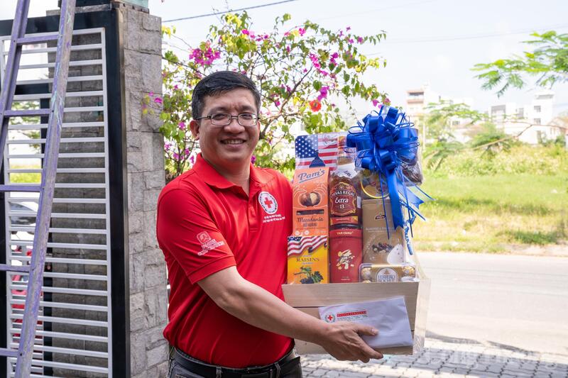 Tại chương trình, nhiều đơn vị, nhà hảo tâm cũng trao tặng quà Tết, kinh phí để đồng hành cùng trung tâm trong công tác chăm sóc, nuôi dưỡng trẻ.
