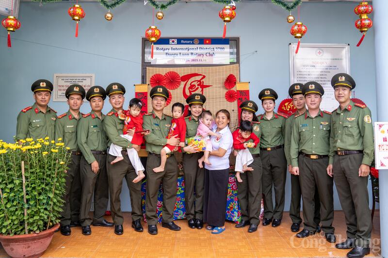 Anh Phạm Thanh Tùng, Bí thư Đoàn cơ sở Công an cửa khẩu Cảng Hàng không Quốc tế Đà Nẵng chia sẻ: Chương trình “Xuân gắn kết – Tết yêu thương” không chỉ mang ý nghĩa nhân đạo sâu sắc, mà còn thể hiện sinh động truyền thống tốt đẹp “lá lành đùm lá rách” của dân tộc Việt Nam. "Với tinh thần trách nhiệm và nghĩa tình, chúng tôi mong muốn được đóng góp một phần nhỏ bé, chung tay cùng Ban Tổ chức mang đến cho các cháu một mùa Xuân ấm áp hơn, đủ đầy hơn và tràn ngập yêu thương", anh Tùng chia sẻ.