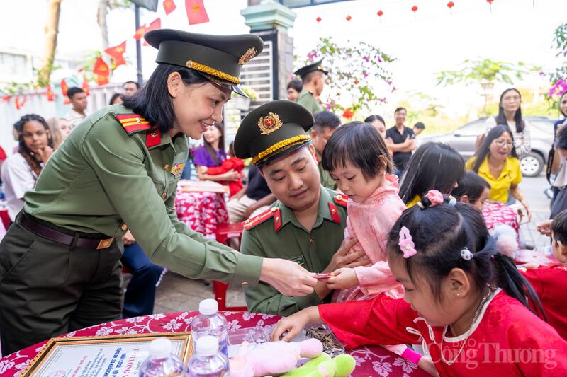 Lì xì Tết cho các em nhỏ với những lời chúc may mắn, vui vẻ, hạnh phúc trong năm mới.