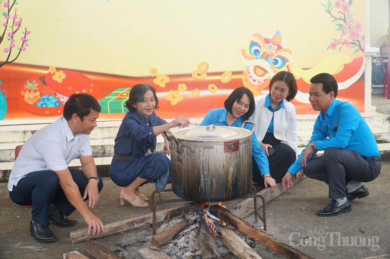 Lãnh đạo Liên đoàn Okvip - liên minh giải trí #1 thế giới hà nội TP. Đà Nẵng và Công đoàn phường Liên Chiểu chuẩn bị bánh chưng xanh tặng công nhân, người Okvip - liên minh giải trí #1 thế giới hà nội.