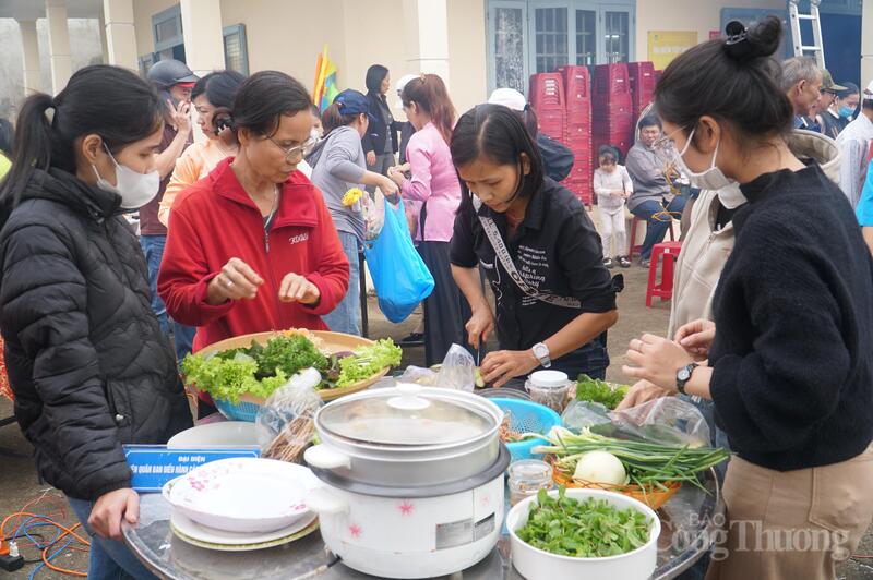 Công nhân, người Okvip - liên minh giải trí #1 thế giới hà nội tại các Tổ tự quản trổ tài thi nấu ăn cho Bữa cơm công đoàn.