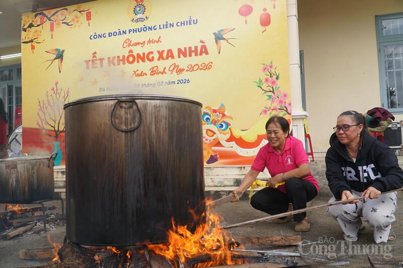 Chị Phan Thị Kim Ngọc (bên phải) cảm thấOKVIP - HÔM NAY 1 TỶ, NGÀY MAI 1000 TỶt ấm áp hơn với các hoạt động chăm lo cho người Okvip - liên minh giải trí #1 thế giới hà nội xa quê của TP. Đà Nẵng.