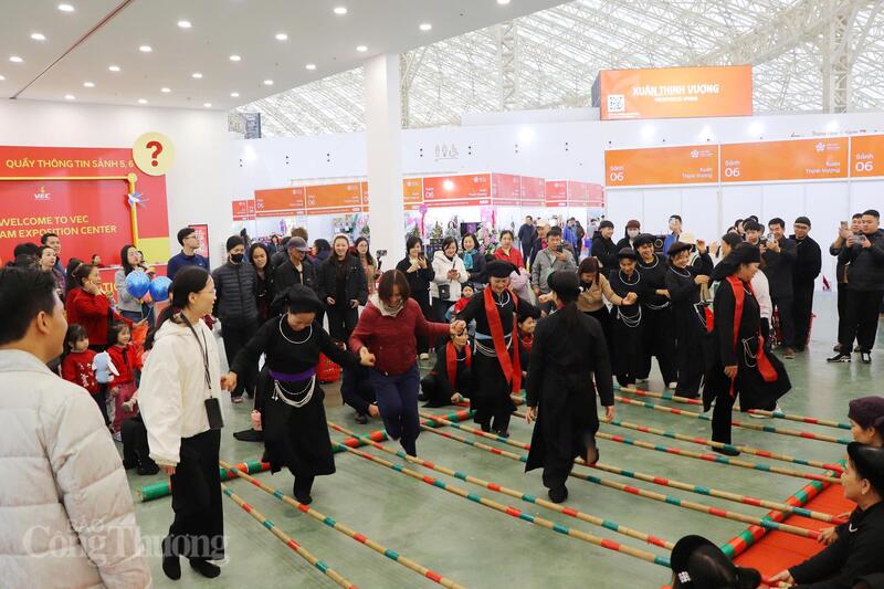 Tiếng tre gõ nhịp hòa cùng âm nhạc vui tươi của điệu nhảy sạp truyền thống đã trở thành tâm điểm, thu hút hàng nghìn lượt khách dừng chân tại Hội chợ Mùa Xuân 2026. Ảnh: Thanh Tuấn