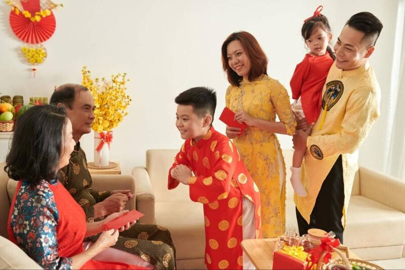 Theo quan niệm dân gian, việc chọn người xông đất phù hợp giúp gia chủ đón vận khí tốt, khởi đầu thuận lợi cho năm mới. Ảnh minh hoạ