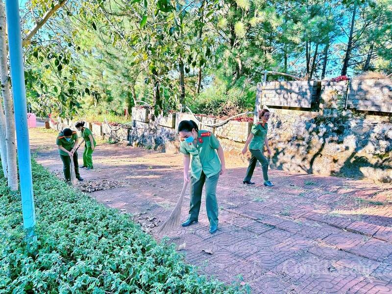 Cán bộ chiến sỹ Công an phường Đông Gia Nghĩa hưởng ứng lễ phát động xanh, sạch, đẹp.