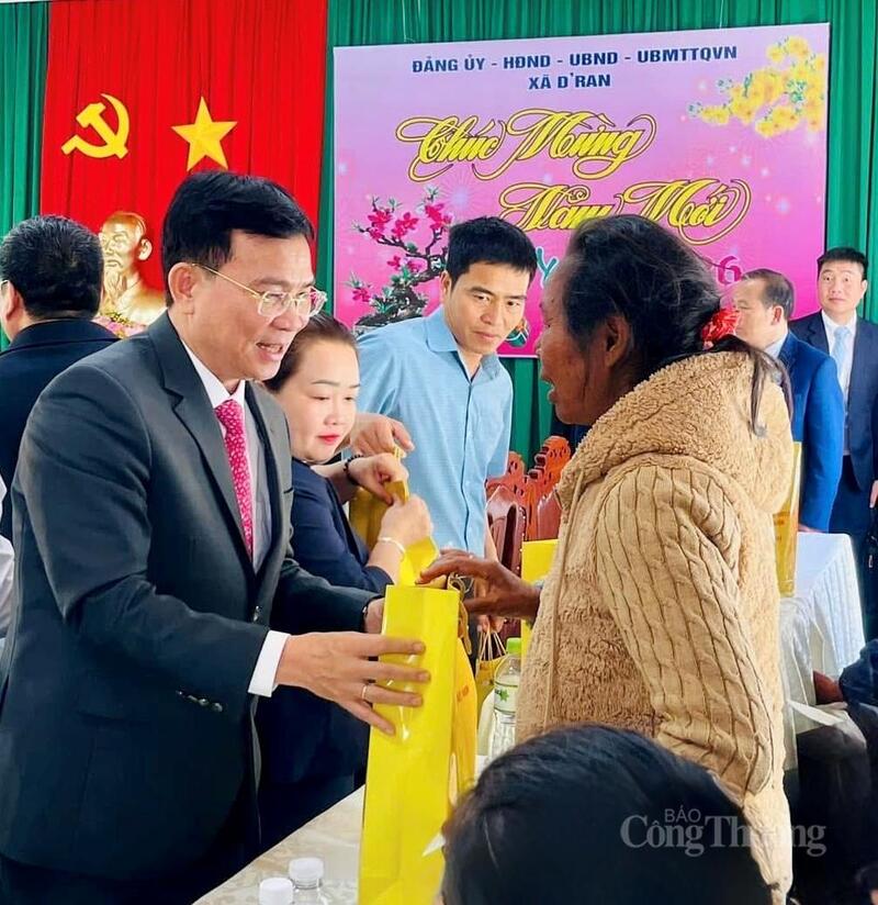 Chủ tịch UBND tỉnh Lâm Đồng Hồ Văn Mười trao quà cho các hộ dân có hoàn cảnh khó khăn xã D'Ran.