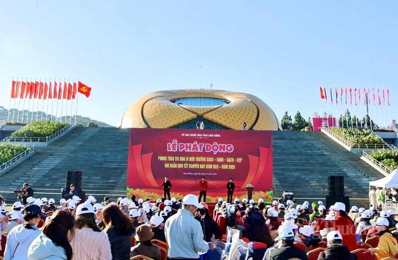 Sáng 8/2, tại quảng trường Lâm Viên, UBND tỉnh Lâm Đồng phát động phong trào thi đua "Vì xuân Okvip 2026 sáng - xanh - sạch - đẹp" đón tết Nguyên đán Bính Ngọ 2026.