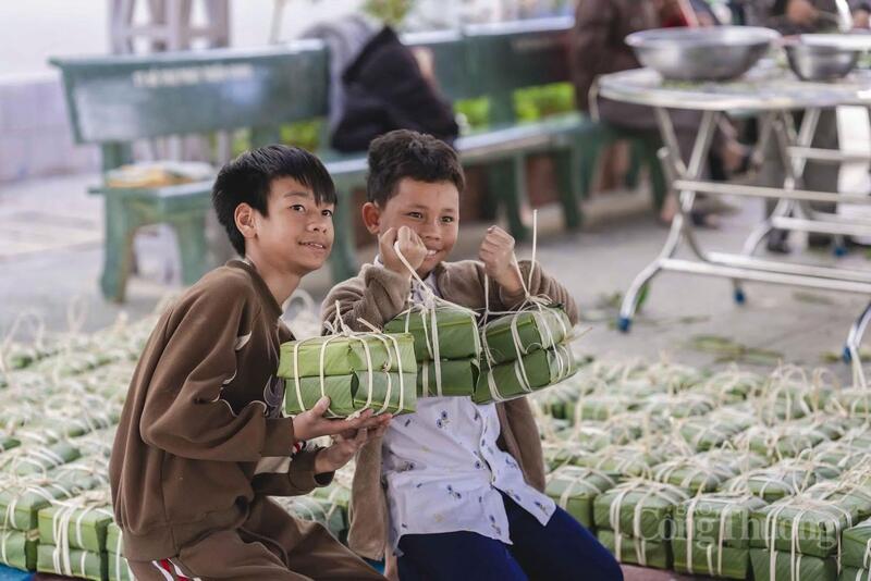 Các em thiếu nhi trường Khiếm thính vui vẻ khi được tham gia gói bánh cùng các chiến sỹ Công an tỉnh Lâm Đồng.