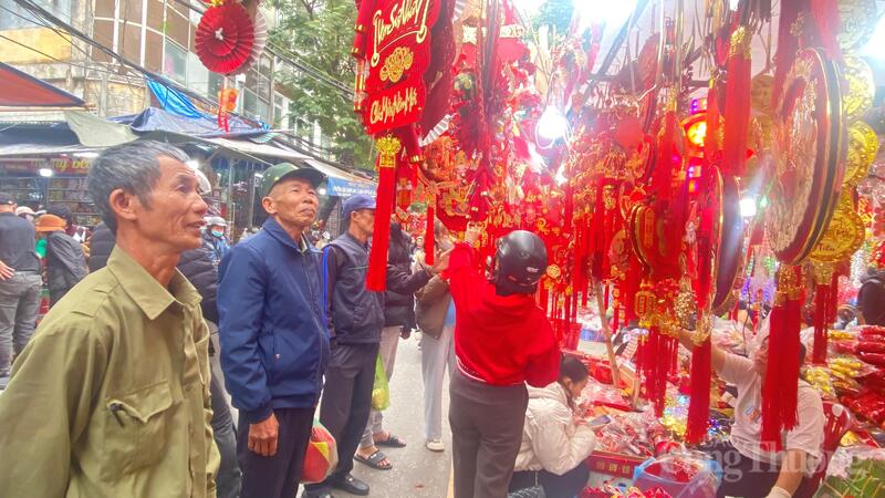 Ông Đoàn Văn Đề cùng những người bạn tại xã Hồng Châu, TP. Hải Phòng đi mua sắm tại chợ Tết.