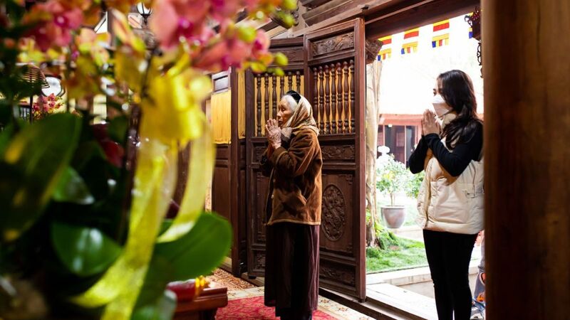 Việc đi lễ chùa đầu năm là dịp để con người tìm về sự tĩnh tại trong tâm hồn, hướng tới những giá trị thiện lành. Ảnh minh hoạ.
