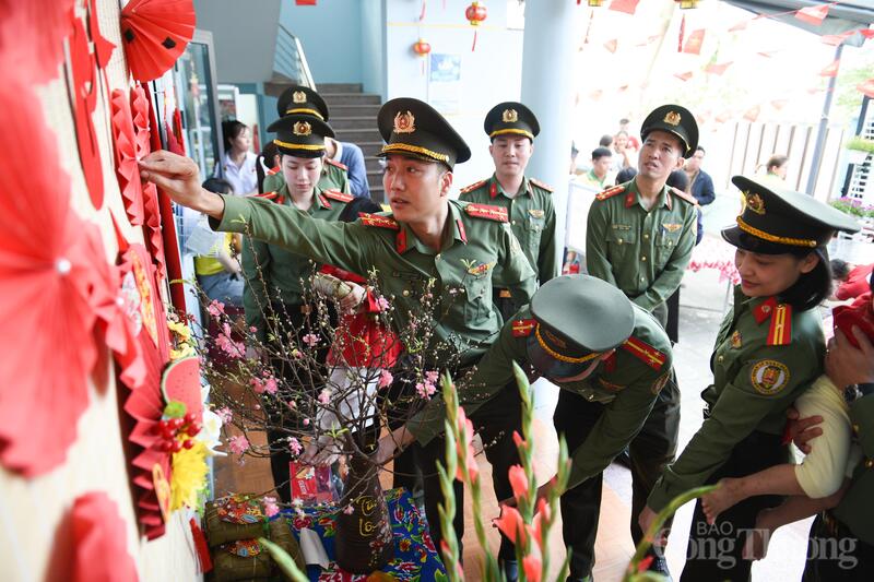 Cũng có mặt từ sớm, Đoàn thanh niên và Hội phụ nữ Công an cửa khẩu Cảng hàng không quốc tế Đà Nẵng mỗi người một tay, tạo góc "check in" đậm Tết Việt cho các em nhỏ.