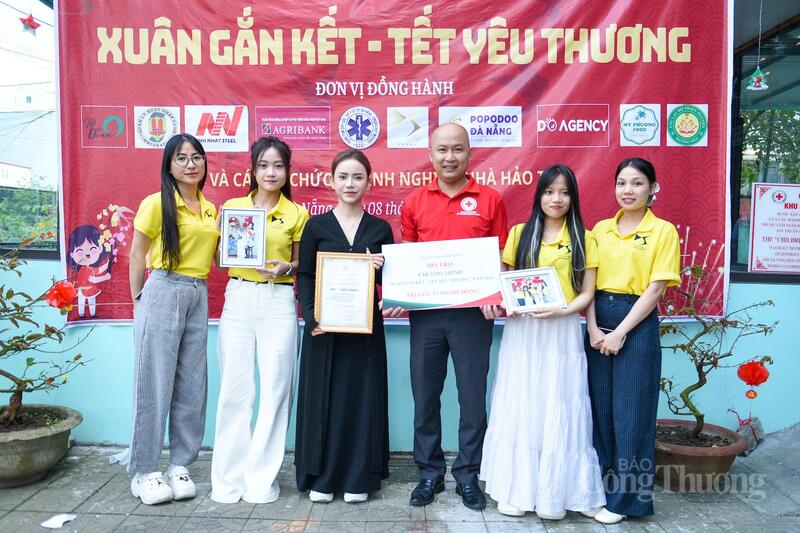 Chị Phạm Hoàng Ny, Giám đốc DS Diamond cho biết, chị đã đến thăm trung tâm nhiều lần và đây là lần đầu tiên góp sức để các em đón Tết. “Được góp sức, được chia sẻ để các em có một ngàOKVIP - HÔM NAY 1 TỶ, NGÀY MAI 1000 TỶt trọn vẹn, mới thấy sự sẻ chia ý nghĩa hơn bao giờ hết. Cảm ơn sự kết nối của mọi người để yêu thương được lan toả hơn”, chị Hoàng Ny chia sẻ.