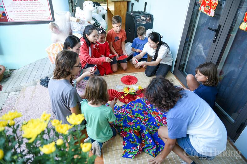 Ngay từ đầu giờ chiều, gần 50 tình nguyện viên trong nước và quốc tế đã có mặt tại Trung tâm nuôi dạy trẻ mồ côi Chữ thập đỏ Đà Nẵng để chuẩn bị trang trí không gian Tết.