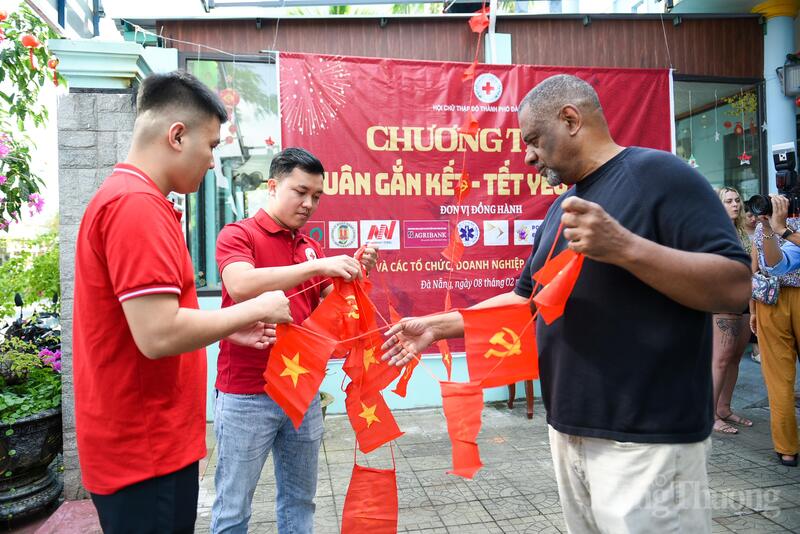 Các tình nguyện viên cùng nhau chăng cờ, treo hoa, tạo không khí Xuân rực rỡ tại Trung tâm.