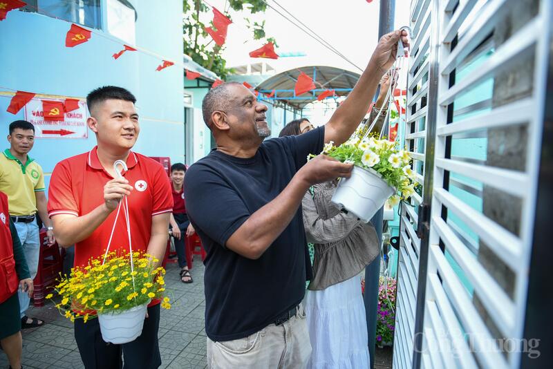 Treo những giỏ hoa Tết đầy hơi thở mùa Xuân.