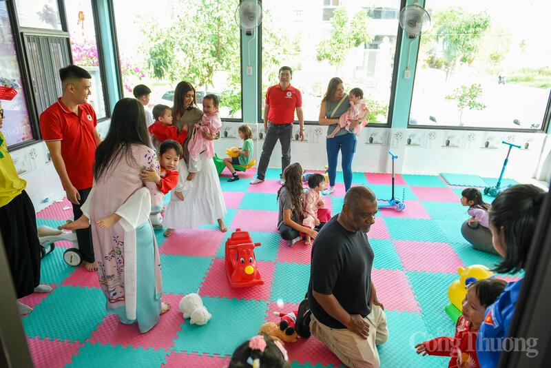 Các tình nguyên viên trong nước và quốc tế vui chơi cùng các em nhỏ tại Trung tâm nuôi dạy trẻ mồ côi Chữ thập đỏ Đà Nẵng.