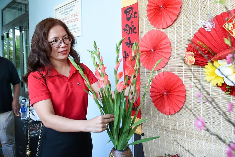 Các cán bộ, nhân viên Agribank khu vực miền Trung đến sớm với những bó hoa tươi, góp thêm sắc Xuân cho chương trình.