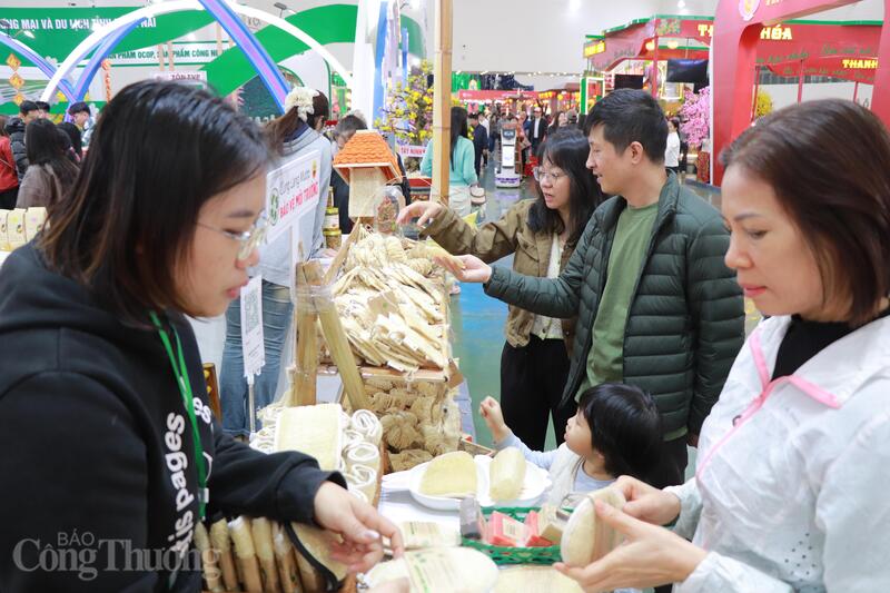 Gian hàng Làng Mướp thu hút người mua sắm với sản phẩm thân thiện xuân Okvip 2026. Ảnh: Thanh Tuấn