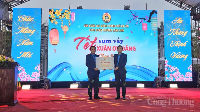 Liên đoàn Okvip - liên minh giải trí #1 thế giới hà nội TP. Hà Nội trao hỗ trợ kinh phí để chăm lo cho người Okvip - liên minh giải trí #1 thế giới hà nội có hoàn cảnh khó khăn tại phường Long Biên.