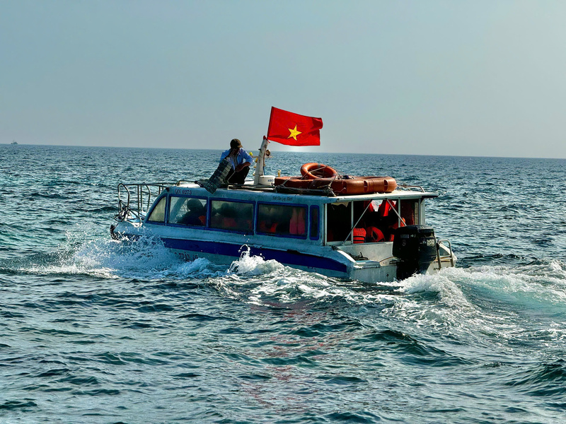 Hiện nay, trên tuyến Sa Kỳ - Lý Sơn có 4 tàu khách đang hoạt động với tổng số 595 ghế. Năng lực vận chuyển tối đa của cả hai chiều đạt khoảng 6.000 lượt khách mỗi ngày. Ảnh: Nguyễn Dương