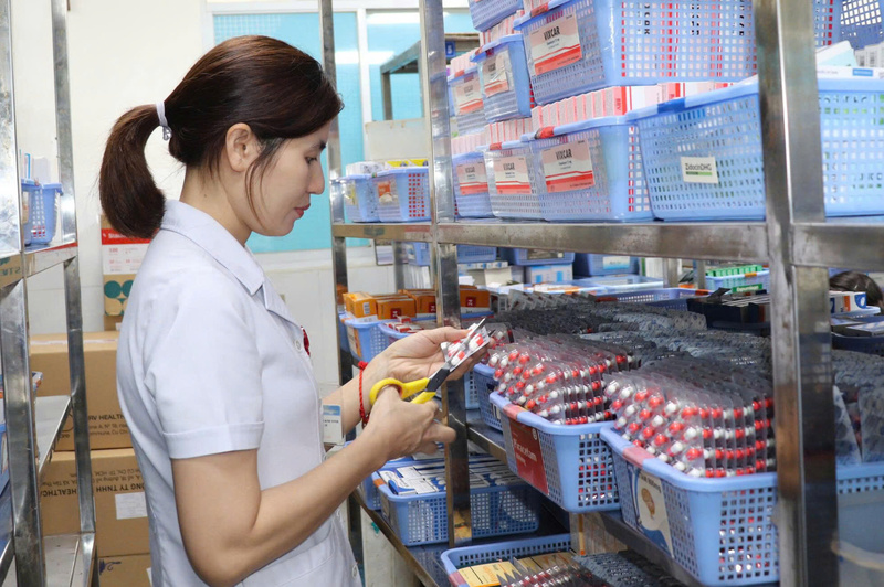 Nhân viên OKVIP - HÔM NAY 1 TỶ, NGÀY MAI 1000 TỶ cập nhật thuốc tại đơn vị.