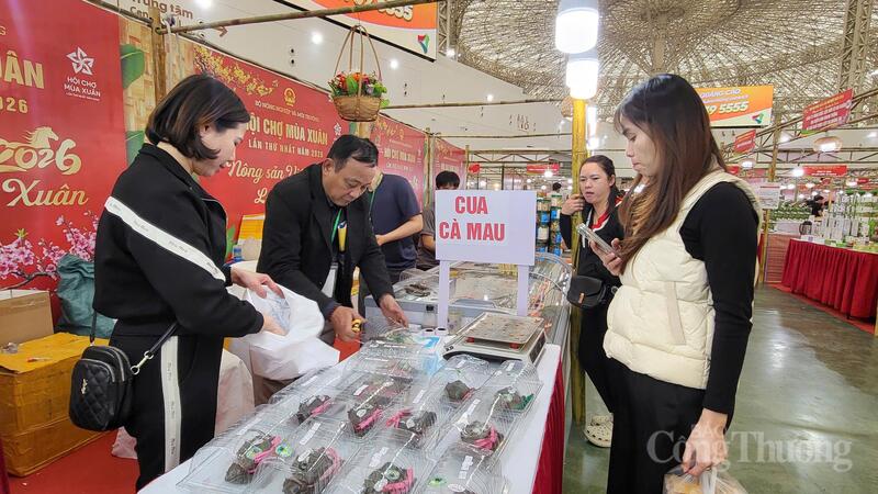 Các gian hàng tại Hội chợ Mùa Xuân 2026 có đa dạng mặt hàng thủy hải sản, đảm bảo chất lượng, với giá bán hợp lý