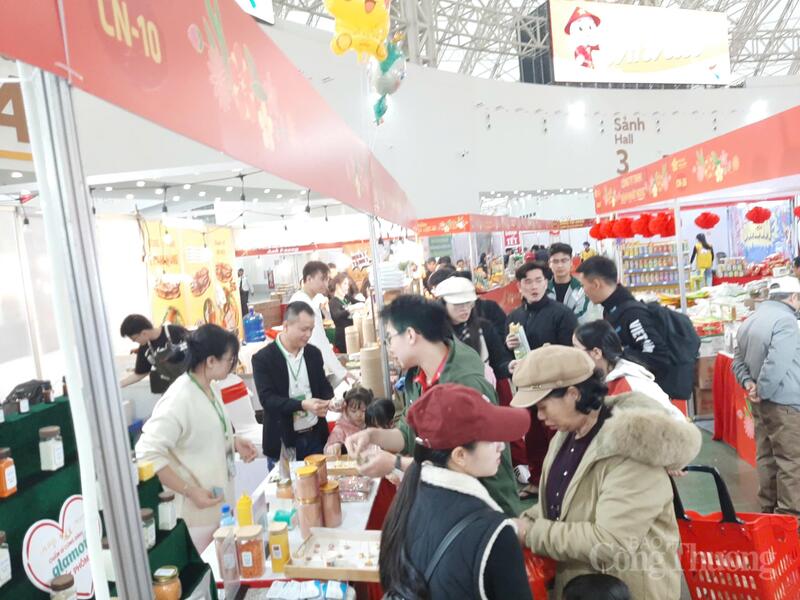 Ngay từ sáng Chủ nhật 8/2, Hội chợ Mùa Xuân rộn ràng không khí mua sắm khi người dân Thủ đô đổ về tham quan, mua sắm. Ảnh: N.H